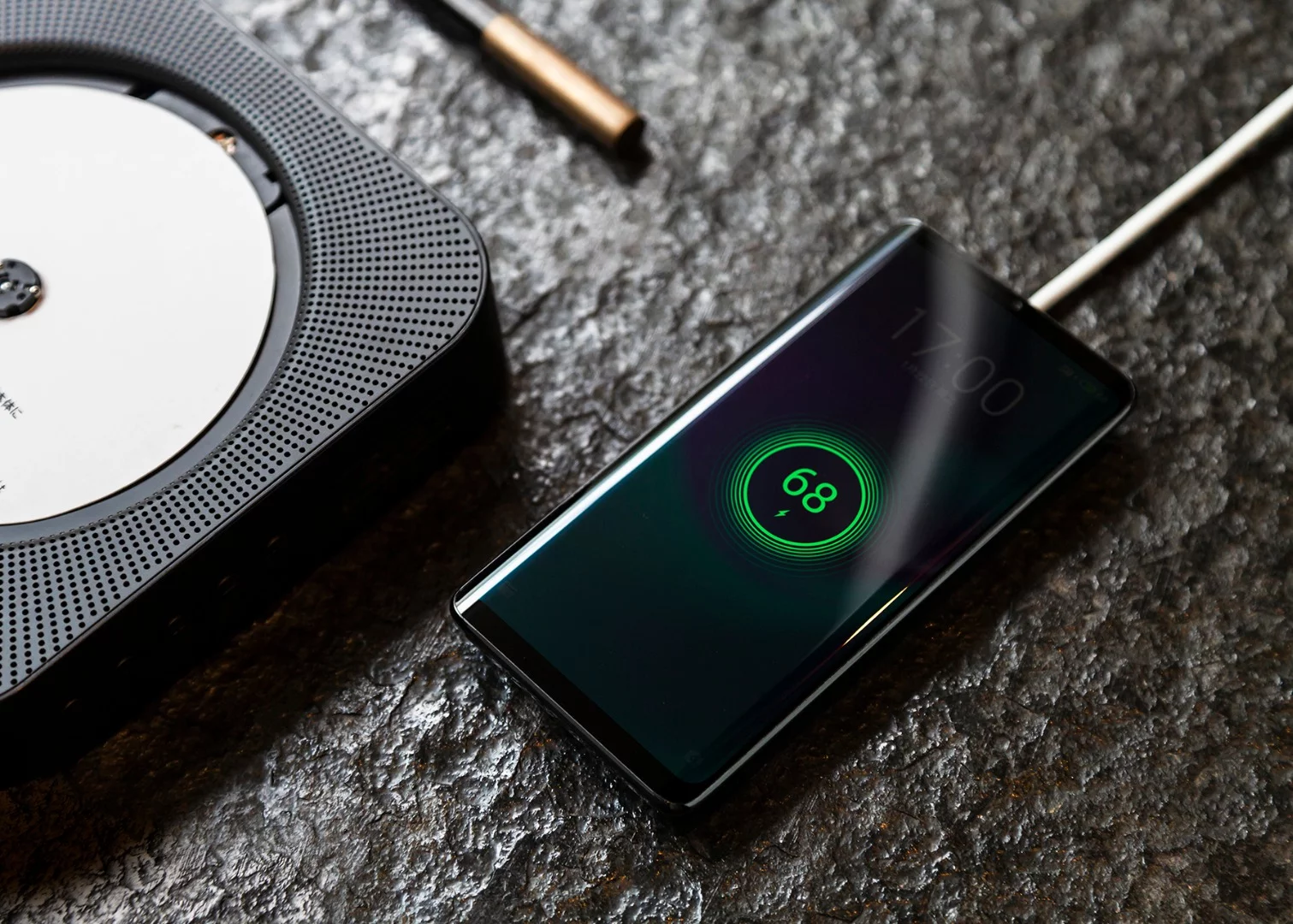 To make up for its lack of ports, the Meizu Zero uses technologies like wireless charging