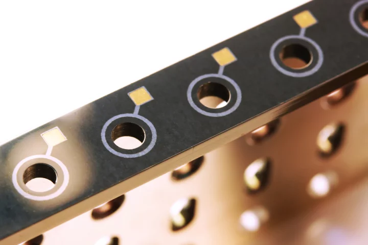 Researchers have coated a guitar tailpiece with a thin layer of DiaForce, which allows for accurate digital capture of complex playing movements (Photo: Fraunhofer)