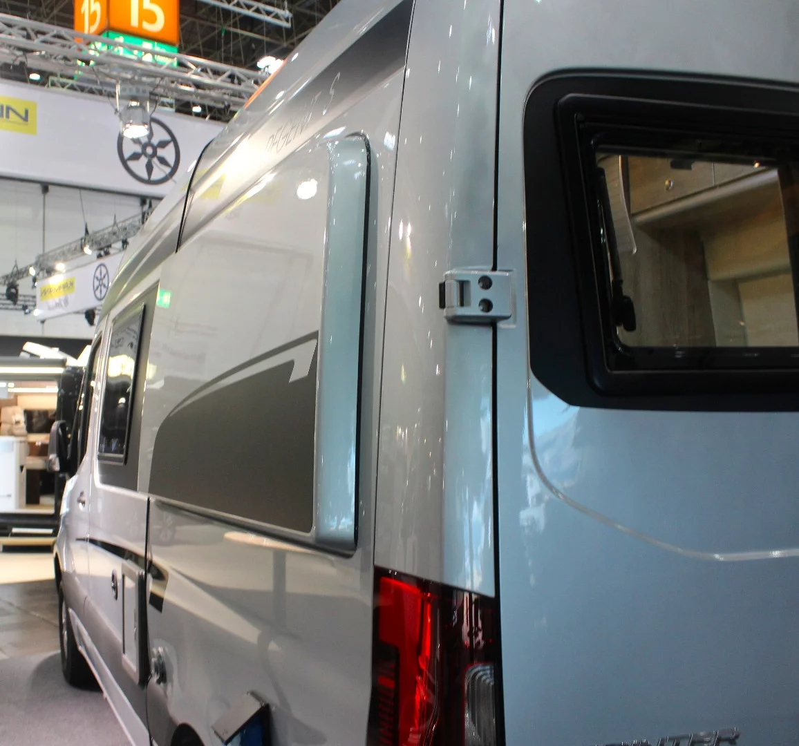 The extension panels make the transverse bed possible inside the Regent S