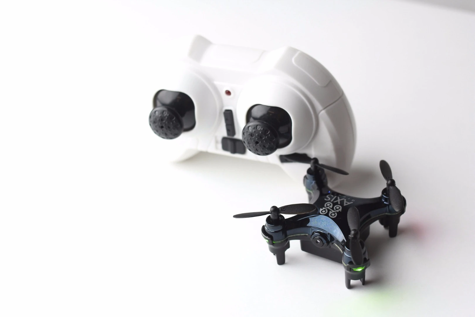 Aimed at novice pilots, Vidius ships with a set of pre-programmed flight maneuvers such as flips and rolls