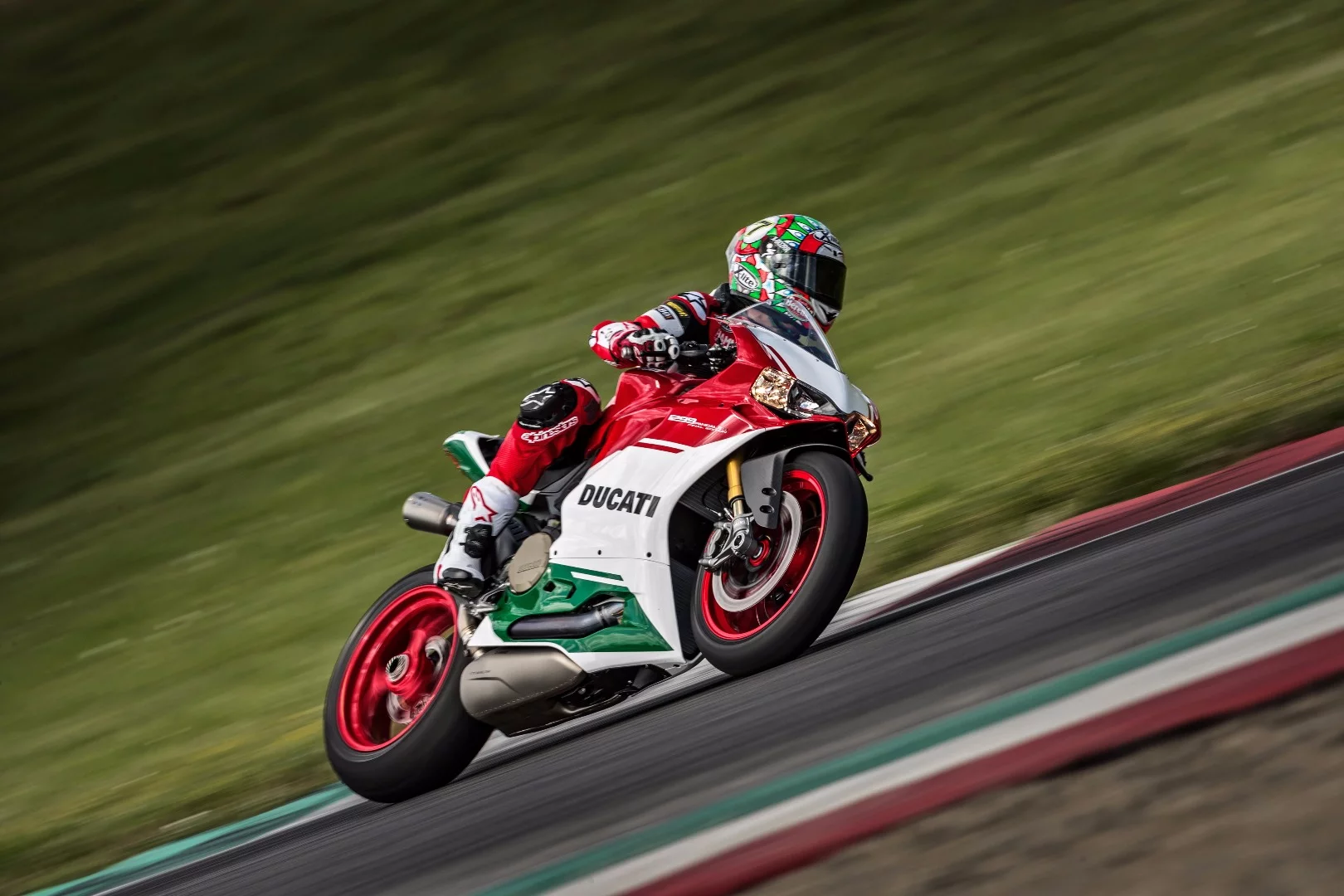 The Ducati 1299 Panigale R Final Edition in action