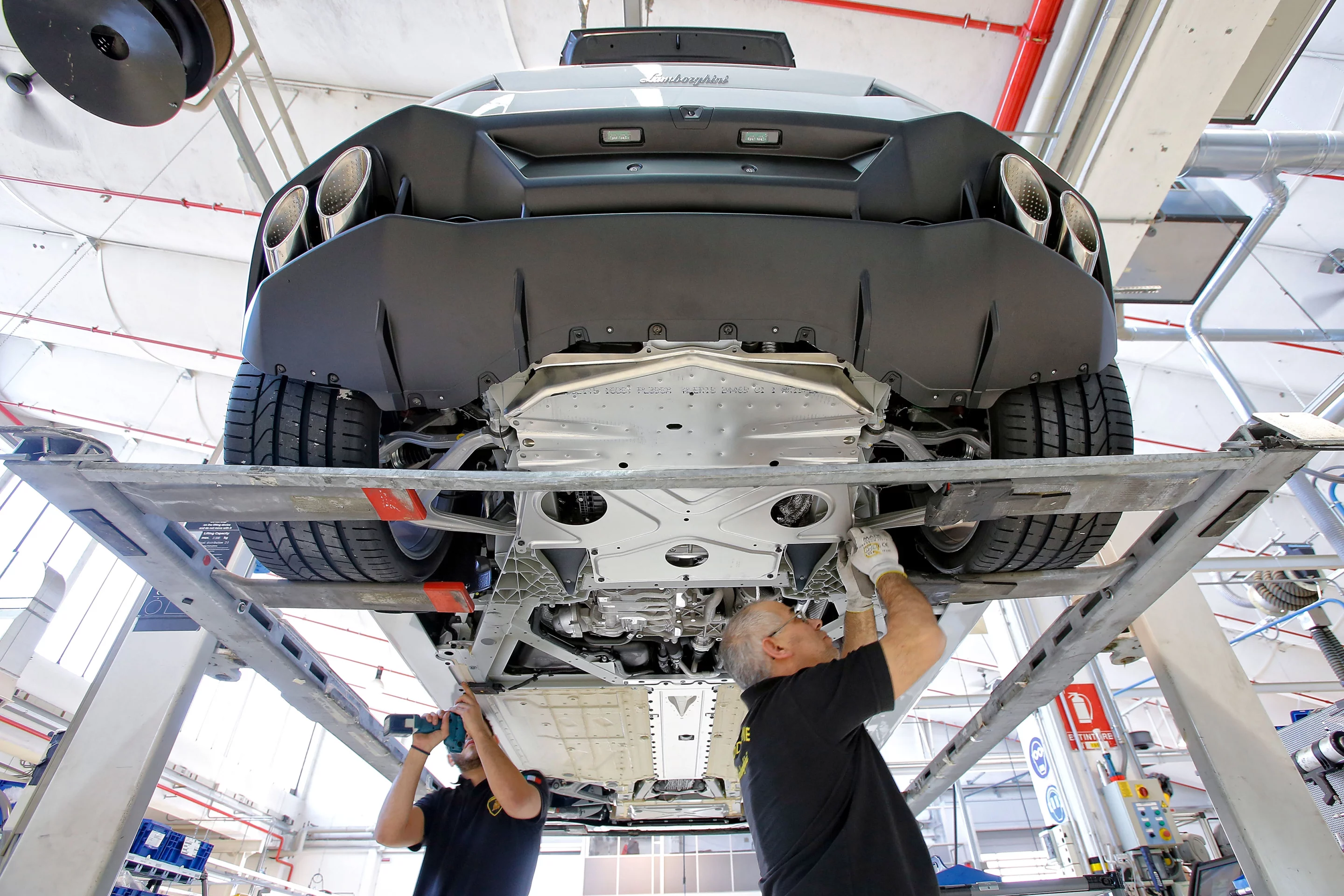 Installing underbelly covers to help clean up the air beneath the Huracán in order to increase aerodynamic efficiency at speed (Photo: Automobili Lamborghini s.p.a.)