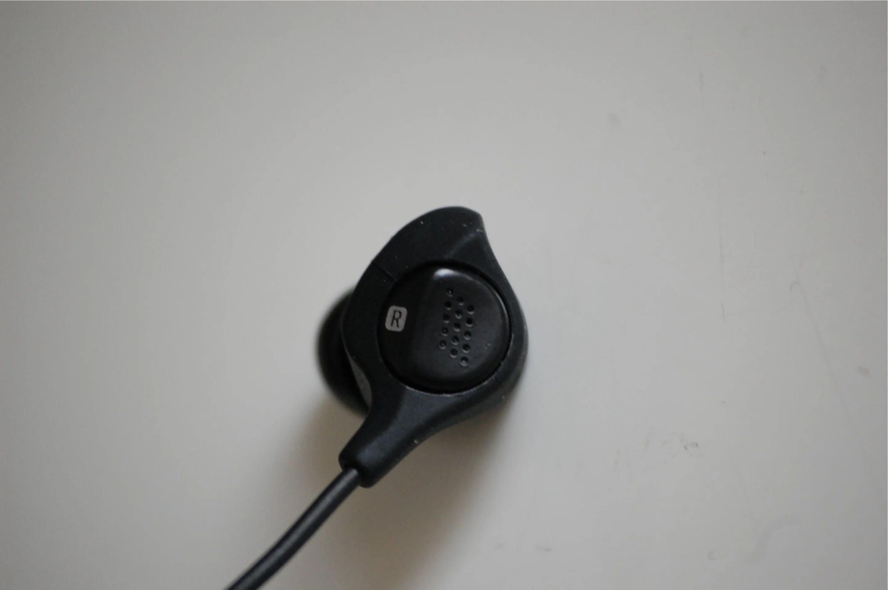 The microphone is positioned close to the ear so that the noise rejection is as high as possible