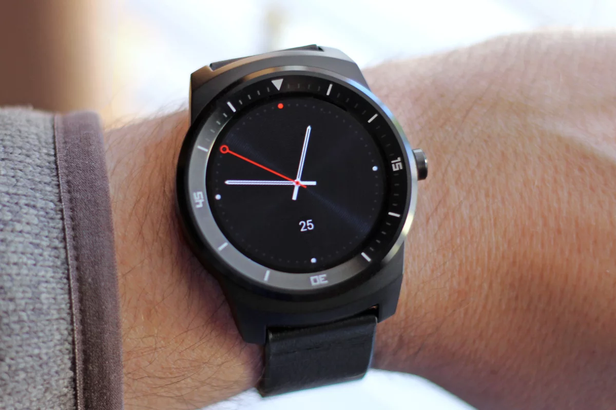 Gizmag reviews one of the three fashion-meets-function champions of 2014, the LG G Watch R (Photo: Will Shanklin/Gizmag.com)