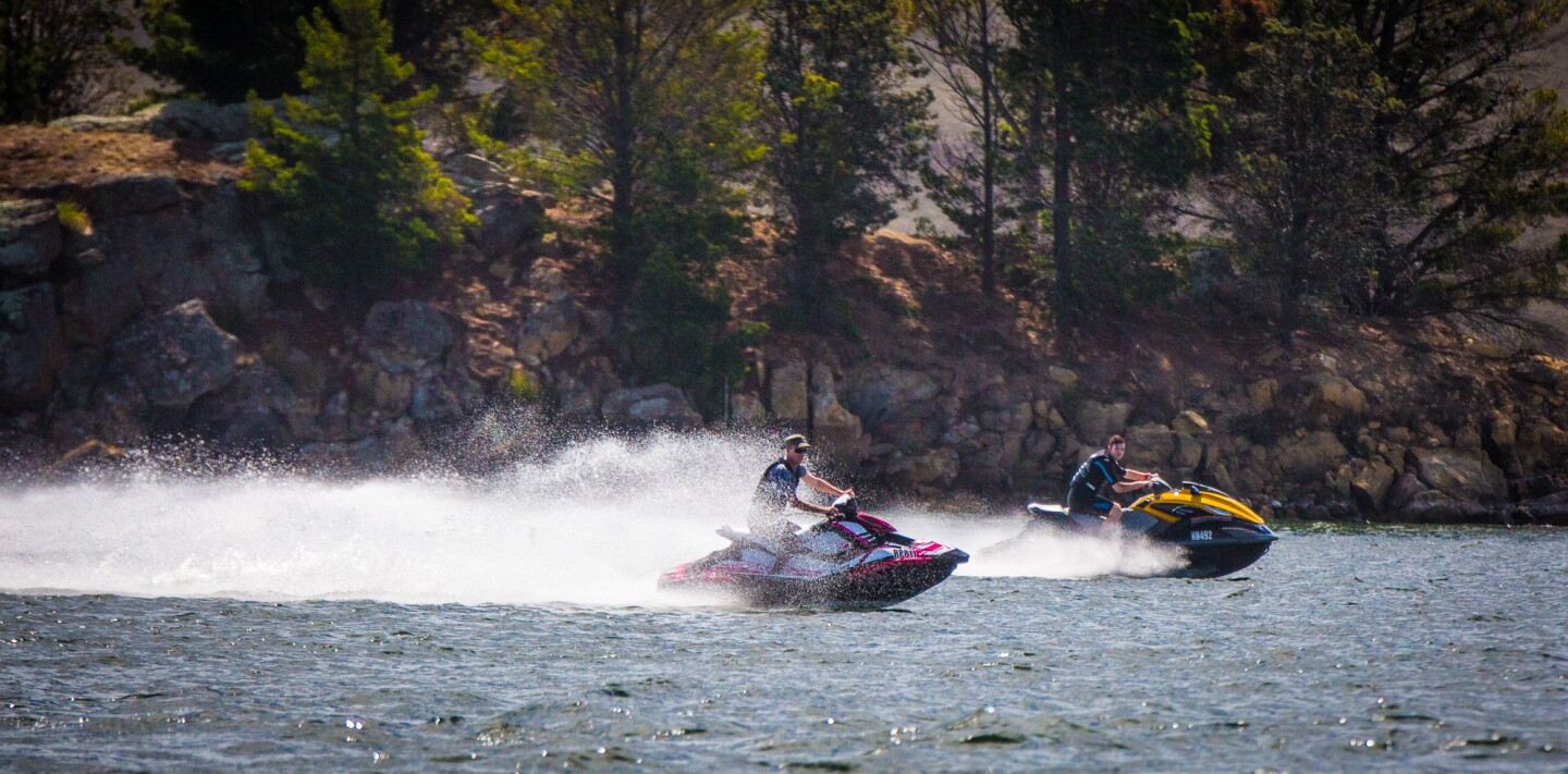 Gizmag editor Noel McKeegan and his Sea-Doo Spark are comprehensively humbled in the top speed stakes by a Yamaha Waverunner 250 (Photo: Loz Blain/Gizmag.com)