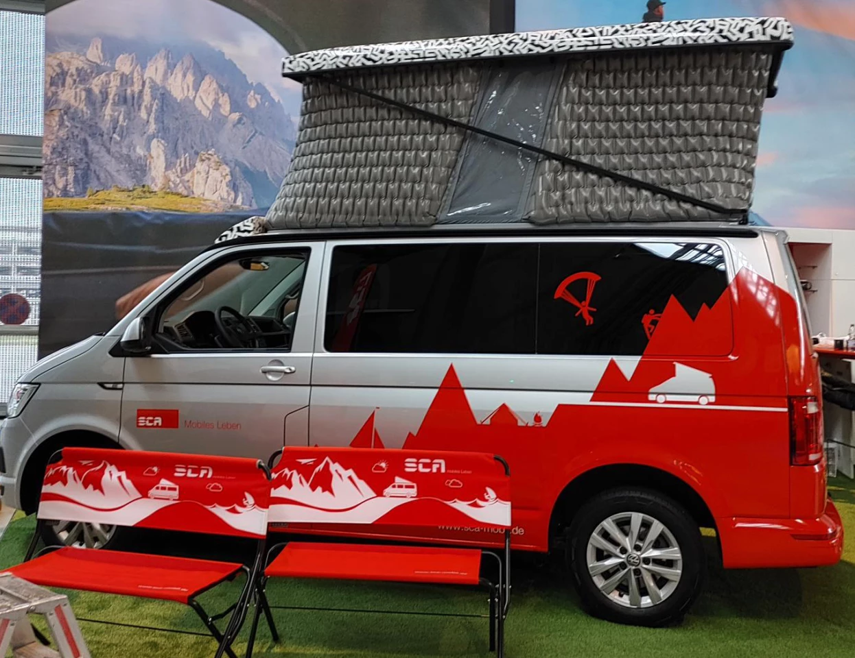 X-Gloo and SCA grab some attention with their vibrant Volkswagen T6 topped with an high-rising inflatable roof