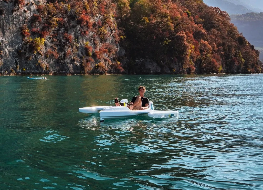 Choose from different e-assist levels and pedal the E-Jetcycle to a lift-off speed of 5 knots