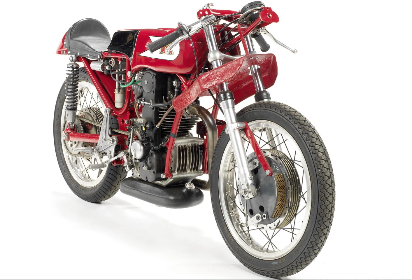 Benelli returned to Grand Prix racing in 1959 with a new, short-stroke (70x64.8mm) 250 engine that produced 33-35bhp at 10,200rpm. Faced with twin-cylinder bikes from MV and Ducati and a four-cylinder from Honda, the new single struggled to be competitive, with one win in the Swiss Grand Prix with Geoff Duke in the saddle its major success. Only four were built, only three are known to still exist, and although a cavalcade of famous riders such as Duke, Mike Hailwood, Dickie Dale, Silvio Grassetti, Jack Murgatroyd, Percy Tait, Allen Dugdale and Ralph Bryans rode the Benelli single, the race history of the remaining examples cannot be attributed. This 1958/59 Benelli 248cc Grand Prix Racer (one of the original four bikes), sold for GBP 71,900 (US$135,420) at Bonhams’ Stafford auction in October, 2006