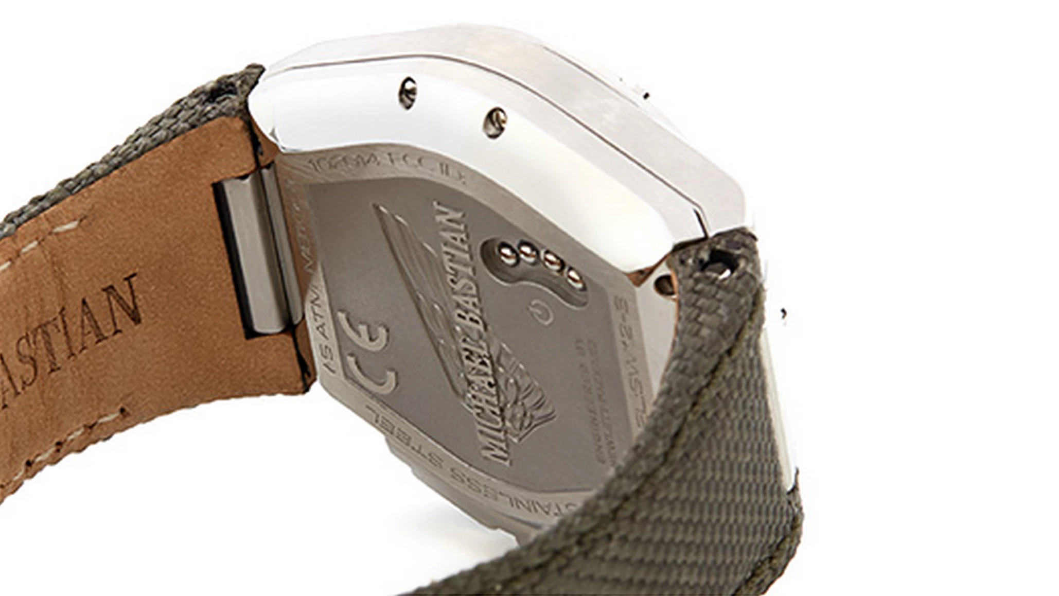 The device's smartwatch features are limited to notifications, but its stylish looks and build will likely win it some admirers (Image: Gilt)