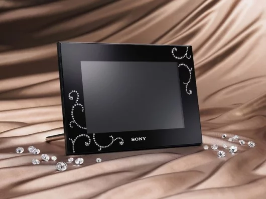 Sony's limited edition DPF-D72N/BQ digital photo frame