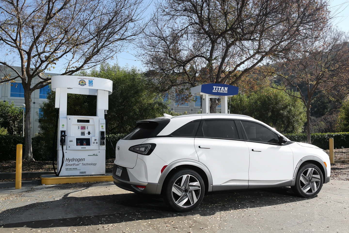 The NEXO supports 350 bar and 700 bar refueling systems and if using a 700 bar system, refueling takes just 5 minutes