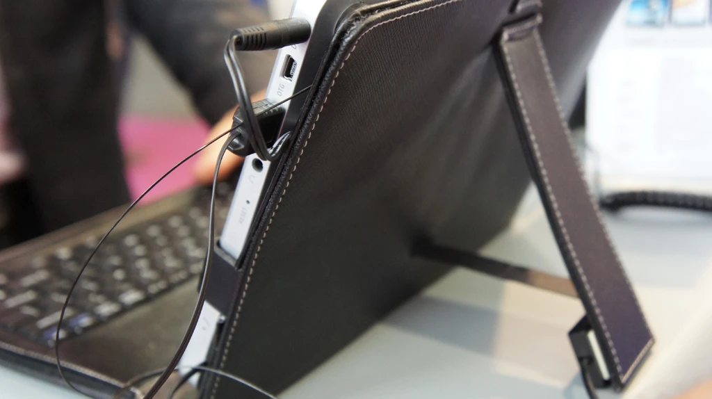 A built-in stands helps create a good viewing angle