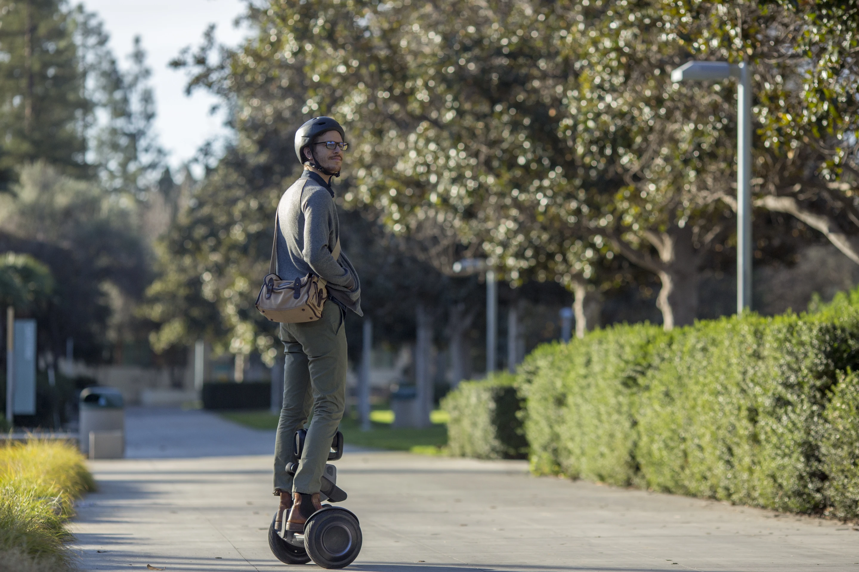 With a 329-Wh battery, a top speed of 18 km/h (11 mph) and range of around 35 km (22 mi), Loomo can be ridden much like a self-balancing Segway