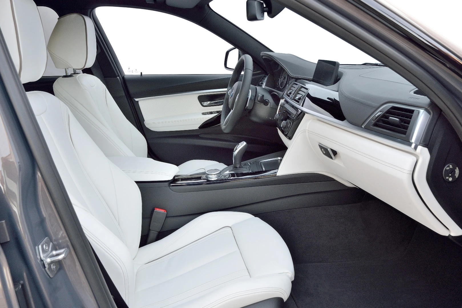 A color HUD is available on the 3 Series