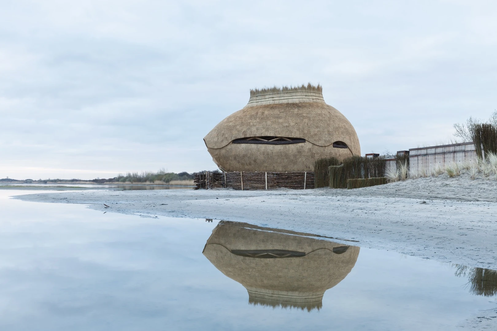 Tij is located at the Haringvliet in South Holland, the Netherlands, and measures 120 sq m (almost 1,300 sq ft)