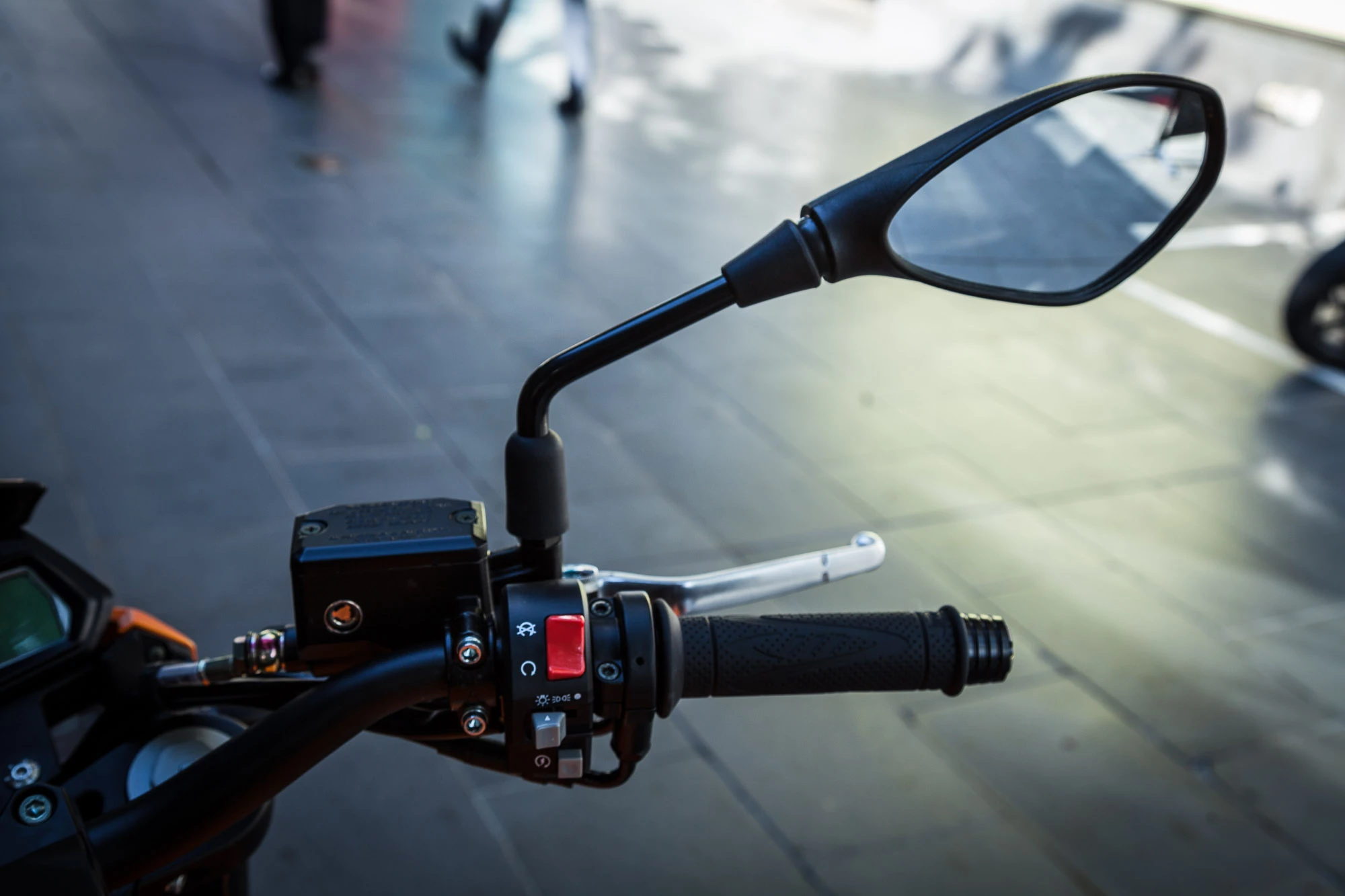 The Benelli BN302 - switchblock and mirror (Photo: Loz Blain)