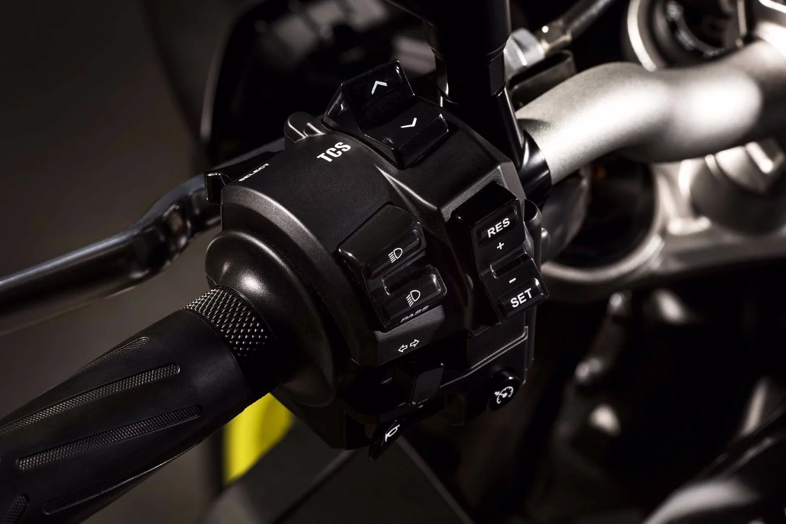 Yamaha MT-10: switchable traction control and cruise control both live on the left switchblock