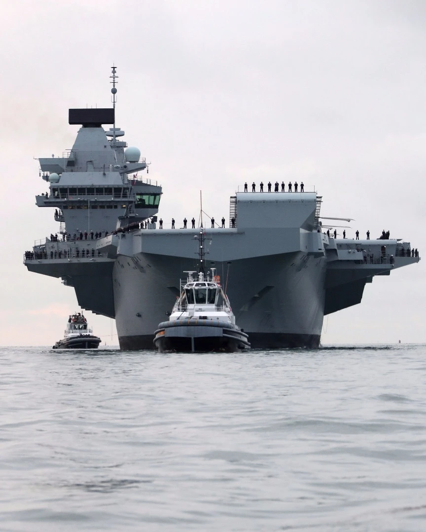 HMS Queen Elizabeth with its tug flotilla