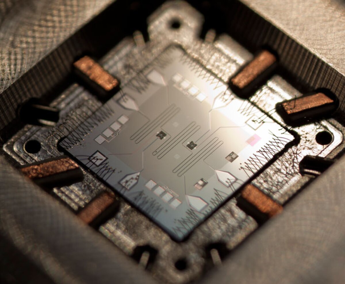 Quantum computer with separate CPU and memory represents significant
