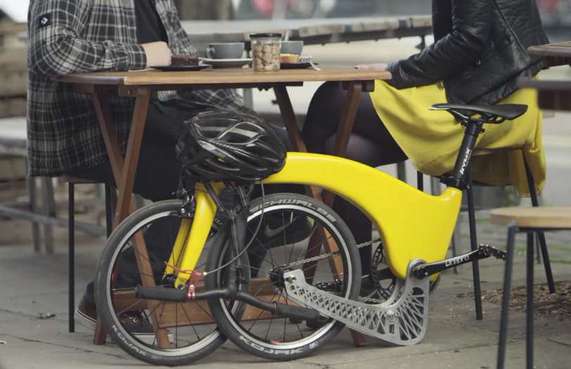 The Hummingbird folds up within seconds, utilizing a mechanism in which the aluminum alloy rear swingarm pivots down to sit beneath the top tube