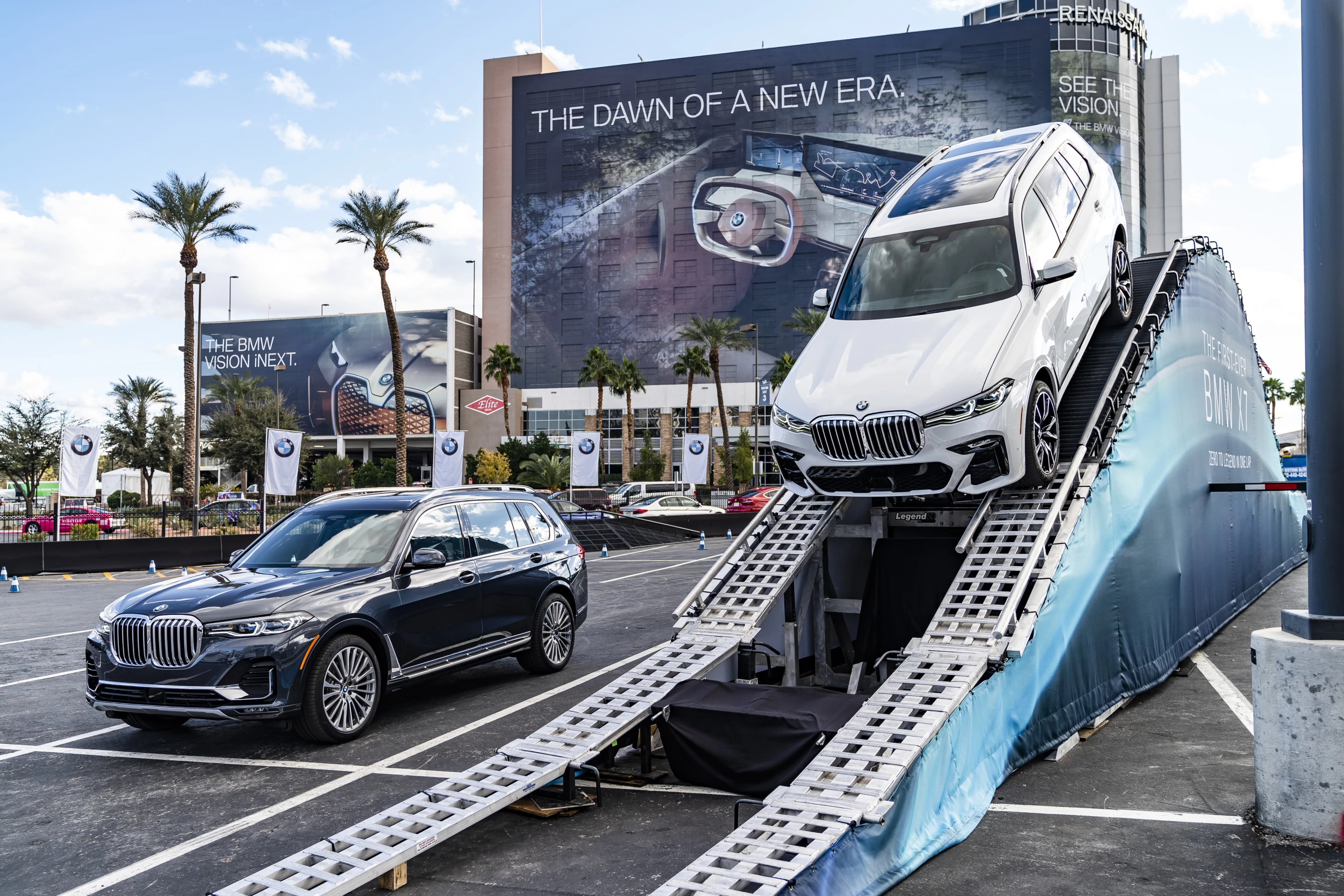 In this demo, a couple of the color options for the BMW X7 are showcased alongside bodywork at varied angles