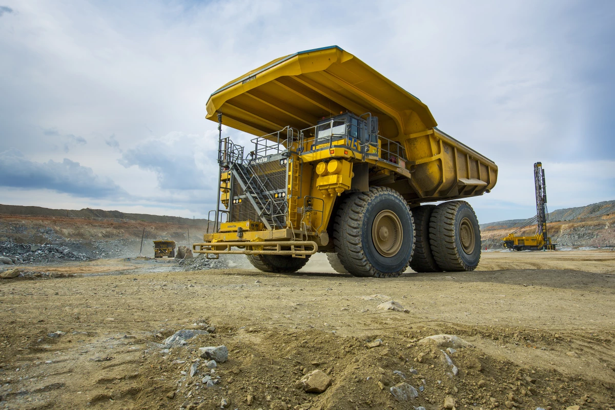 A step toward carbon-neutral mining: this giant mining truck will use a 1,000-kWh battery and a hydrogen fuel cell
