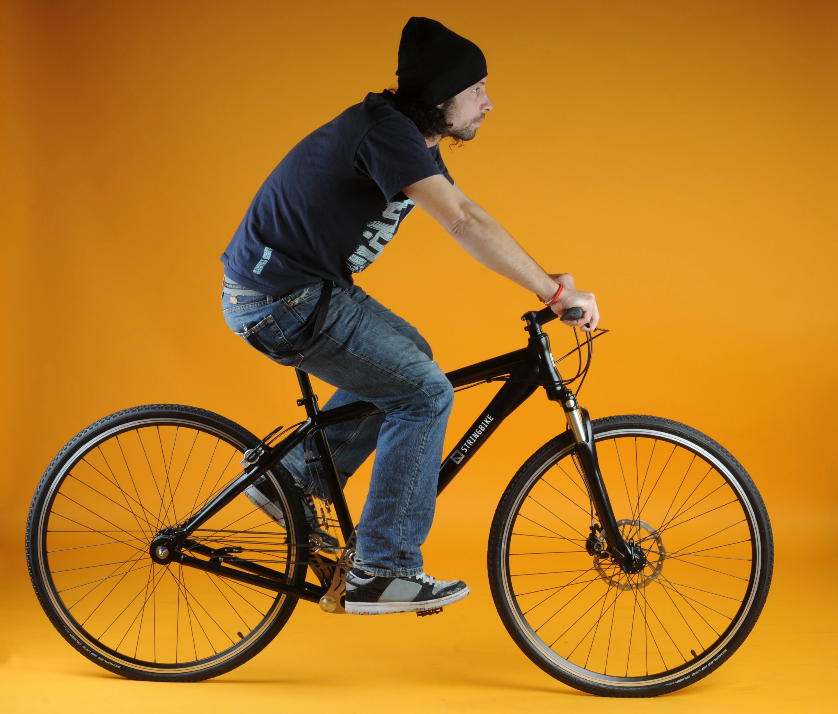 When one rear wheel drum is pulled forward, the one on the other side moves backwards