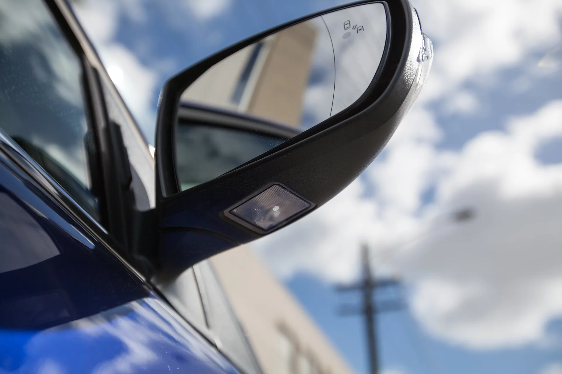 Blind spot warning alerts that appear in the the side mirrors (Photo: Noel McKeegan/Gizmag.com)