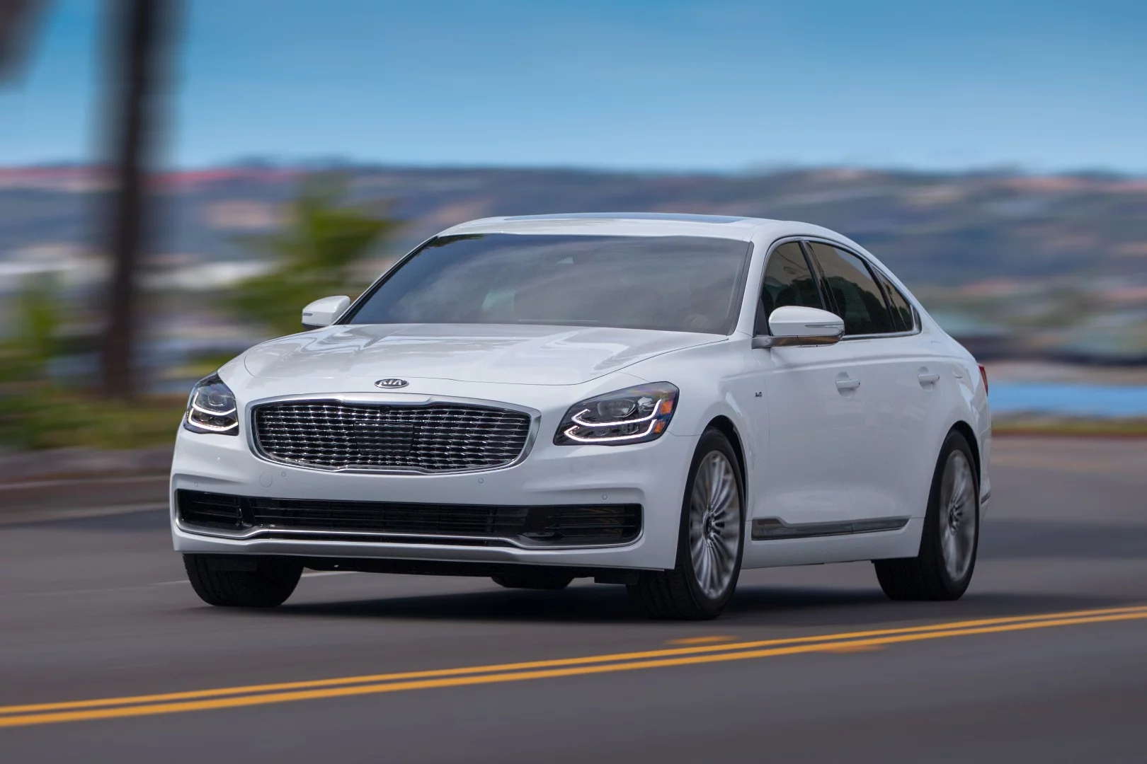 Powering the new K900 is the same 3.3-liter turbocharged V6 that propels the Stinger fastback, producing 365 horsepower