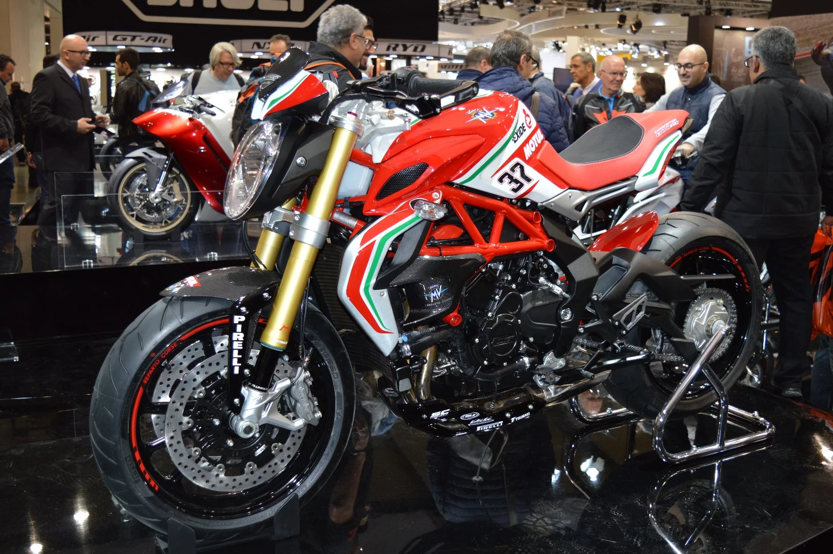 The MV Agusta Dragster 800 RC is another special model unveiled at EICMA, with the special racing color scheme and production limited to 350 motorcycles