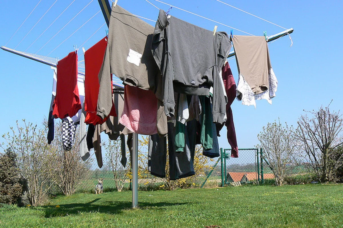 Researchers have developed a coating for fabric, that could be used to clean clothing simply by exposing it to sunlight (Photo: T.M.O.F.)