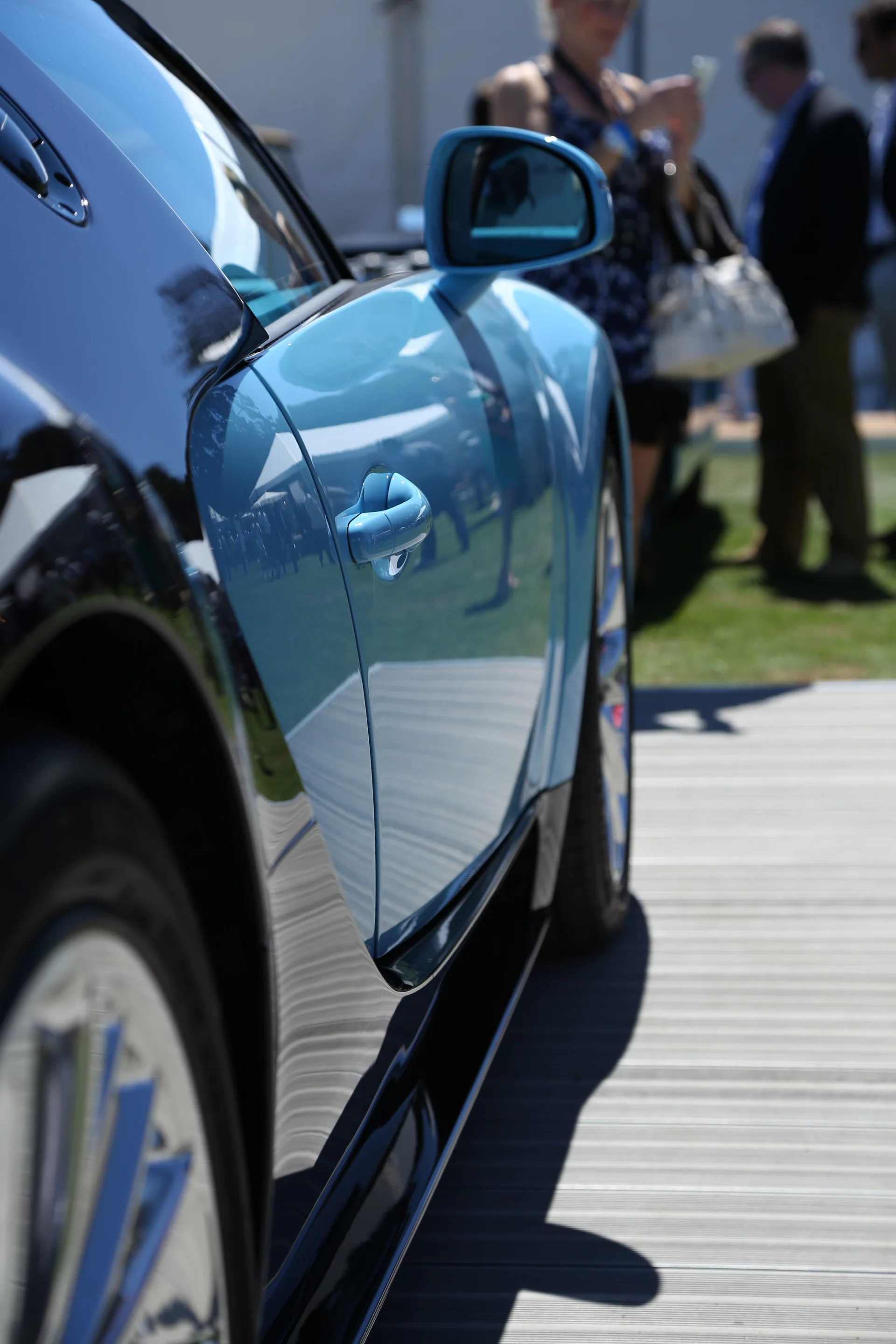 Jean-Pierre Wimille Veyron Legend still retains a top speed of 400 km/h (248 mph) in spite the two-toned blue paint (Photo: Angus MacKenzie/Gizmag.com)