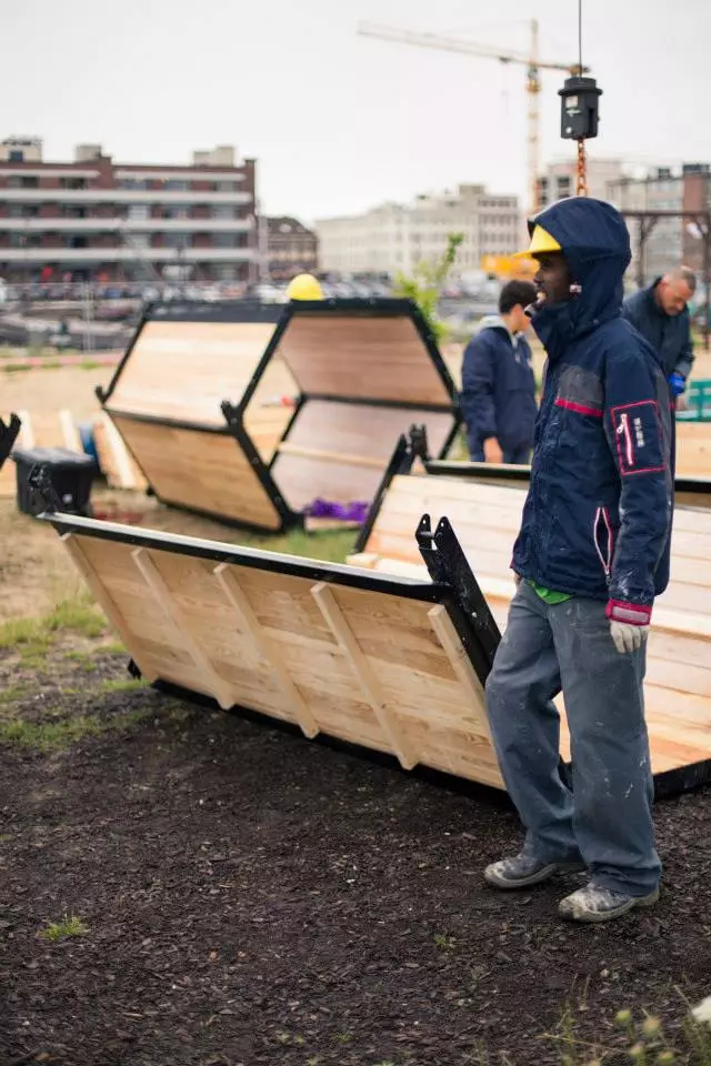 The B-And-Bee being installed at Belgium's Gentse Feesten festival (Photo: B-And-Bee)