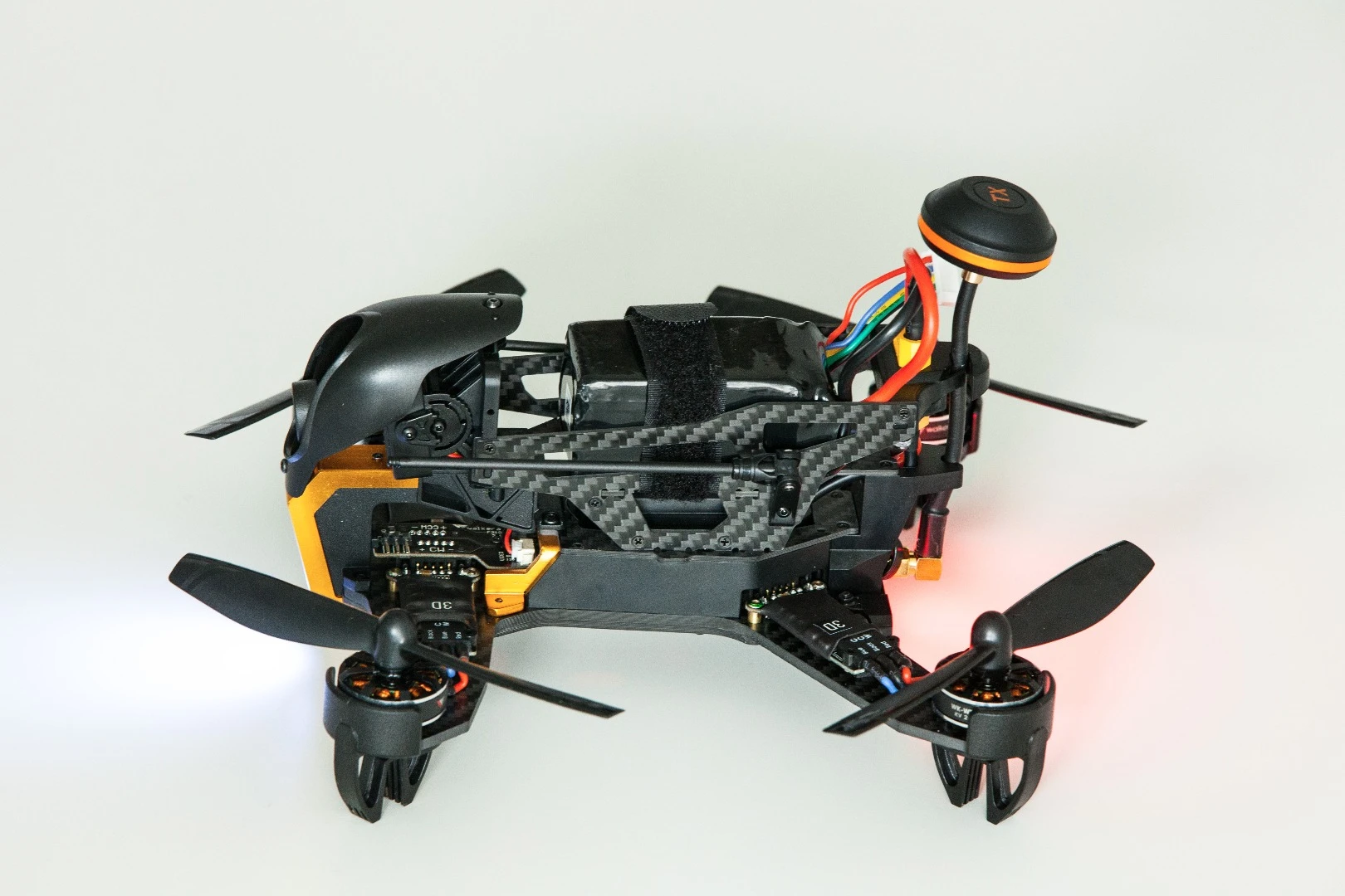 Walkera F210 3D: thick carbon structure isolates the circuit boards from crash damage