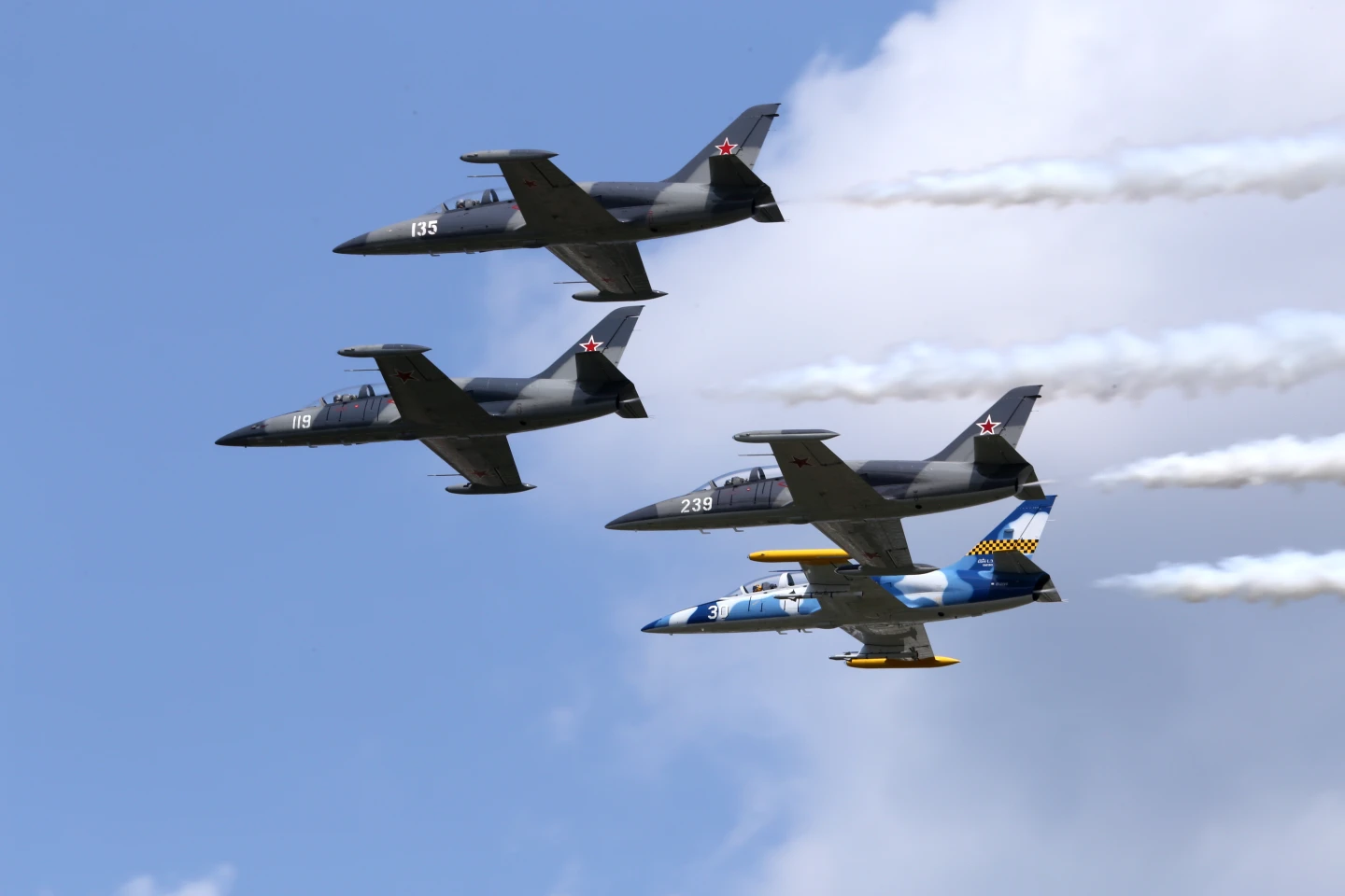 Albatros trainers in formation (Photo: Angus MacKenzie/Gizmag.com)