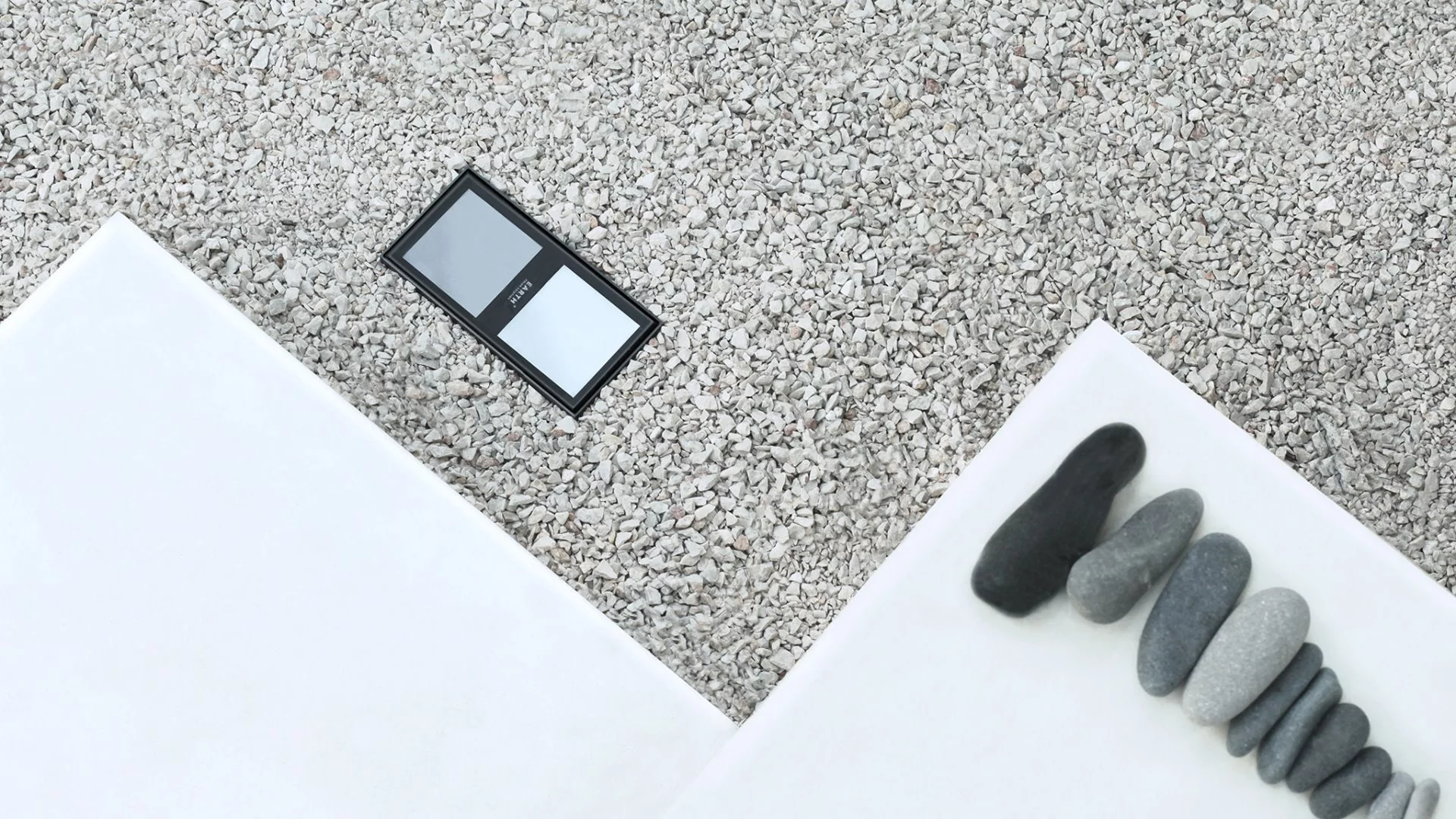 The façade can be personalized with a variety of finishes, including traditional paint, wood panels or stone tiles
