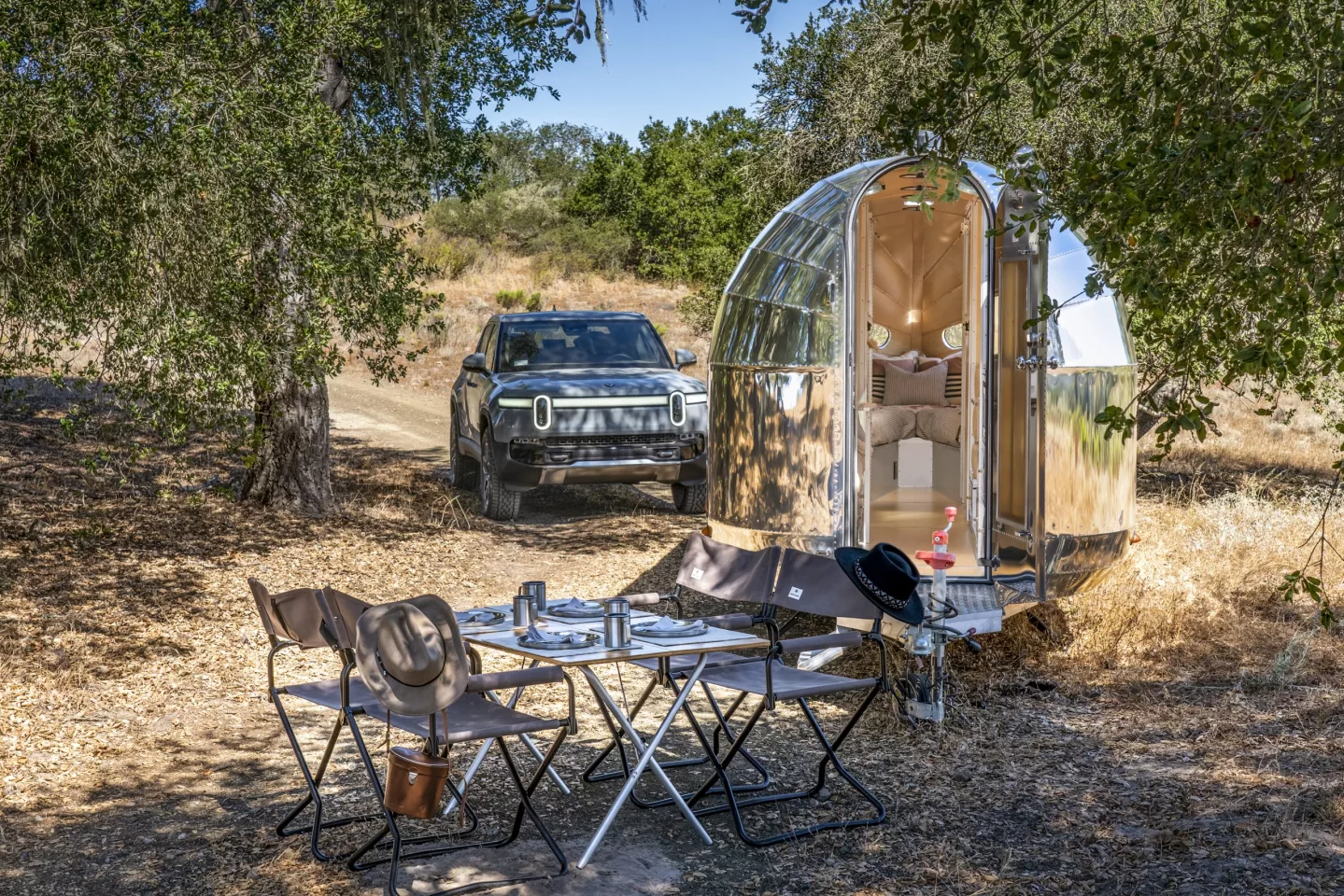 With fully electric living amenities and the ability to charge an EV, the Bowlus Volterra is a perfect match with an all-electric tow vehicle like the Rivian R1T