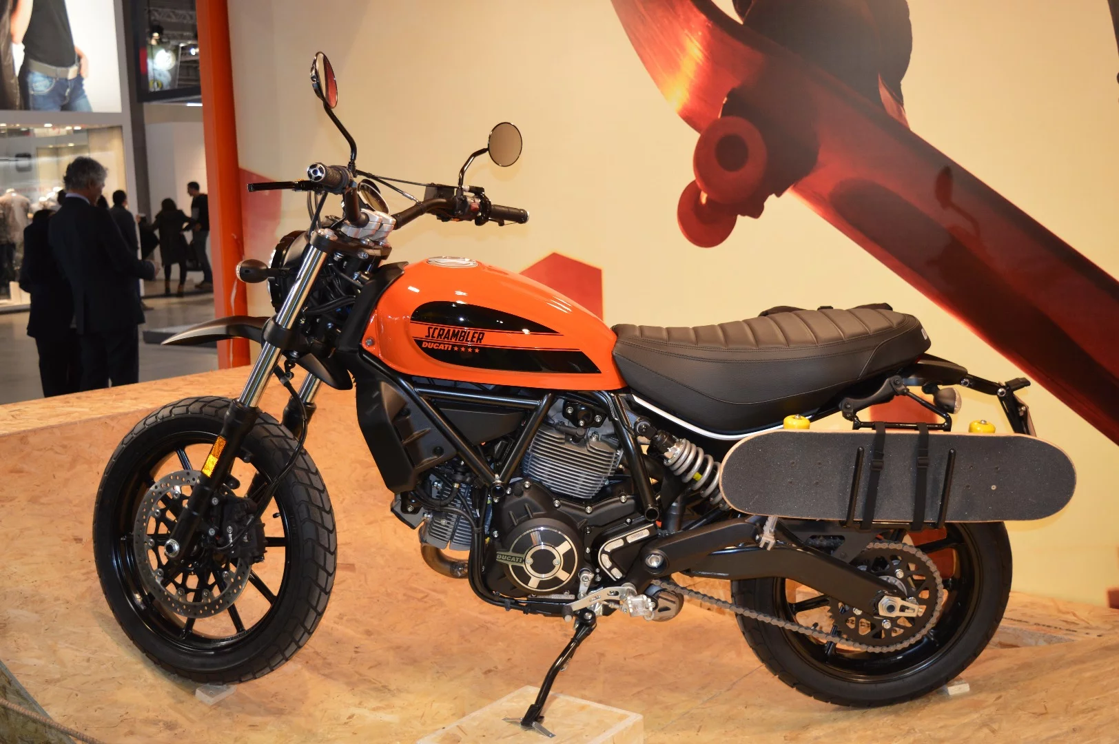 With the Scrambler Sixty2 Ducati targets a younger audience by offering a cheaper an entry-level version