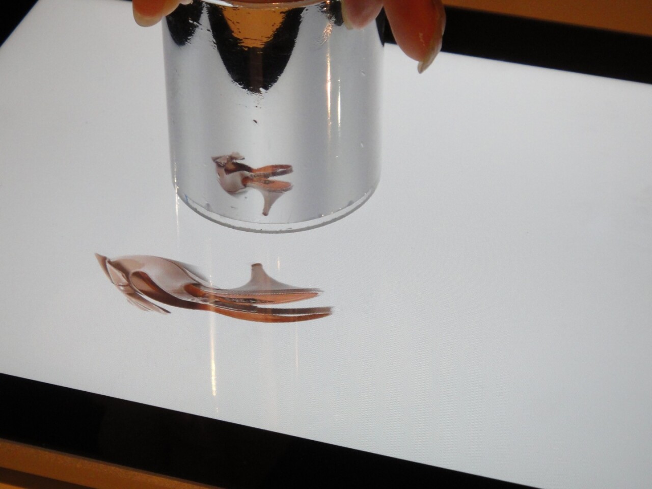 iPad anamorphicon with 3D display device (Photo: DigInfo)