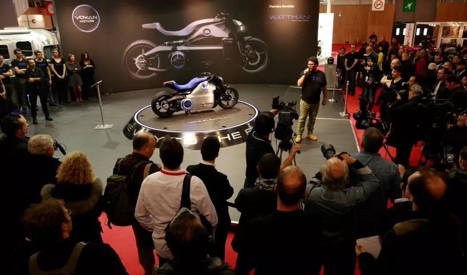 Admiring the Voxan Wattman at the Paris Motor Show (Photo: Voxan Motors)