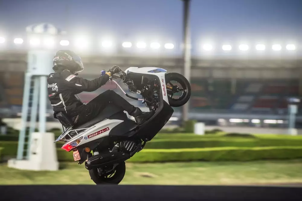 Masaru Abe smashes the world record for the longest wheelie