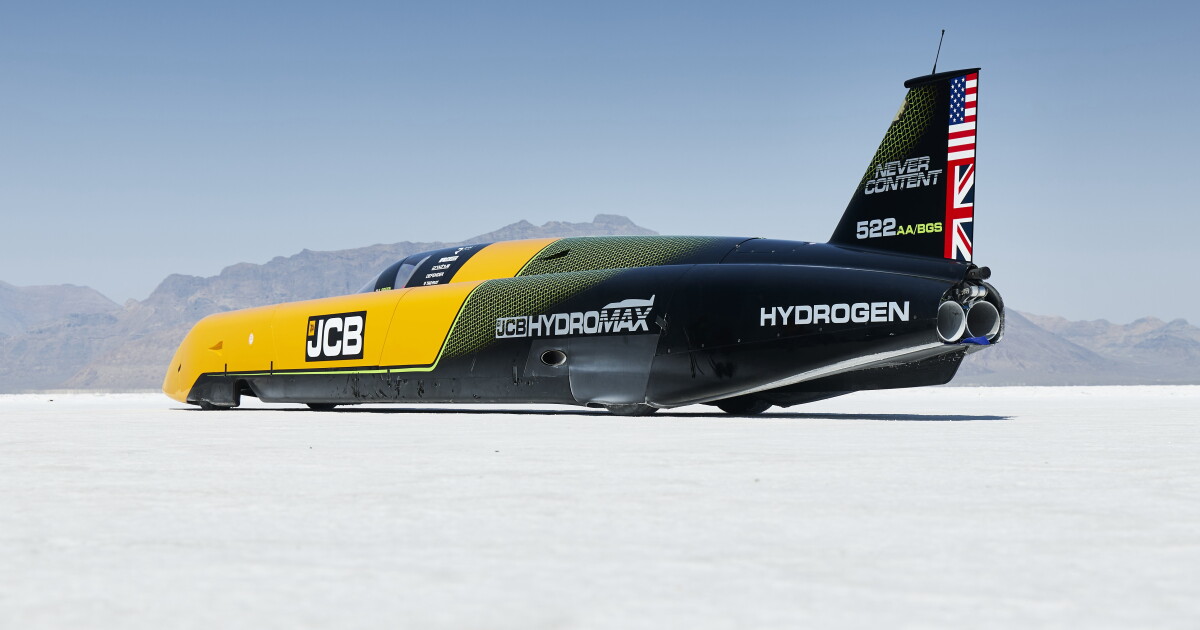 The Hydromax set the record at 406.320 mph (653.91 km/h), with an average top speed of 412.135 mph (663.267 km/h) to and fro
