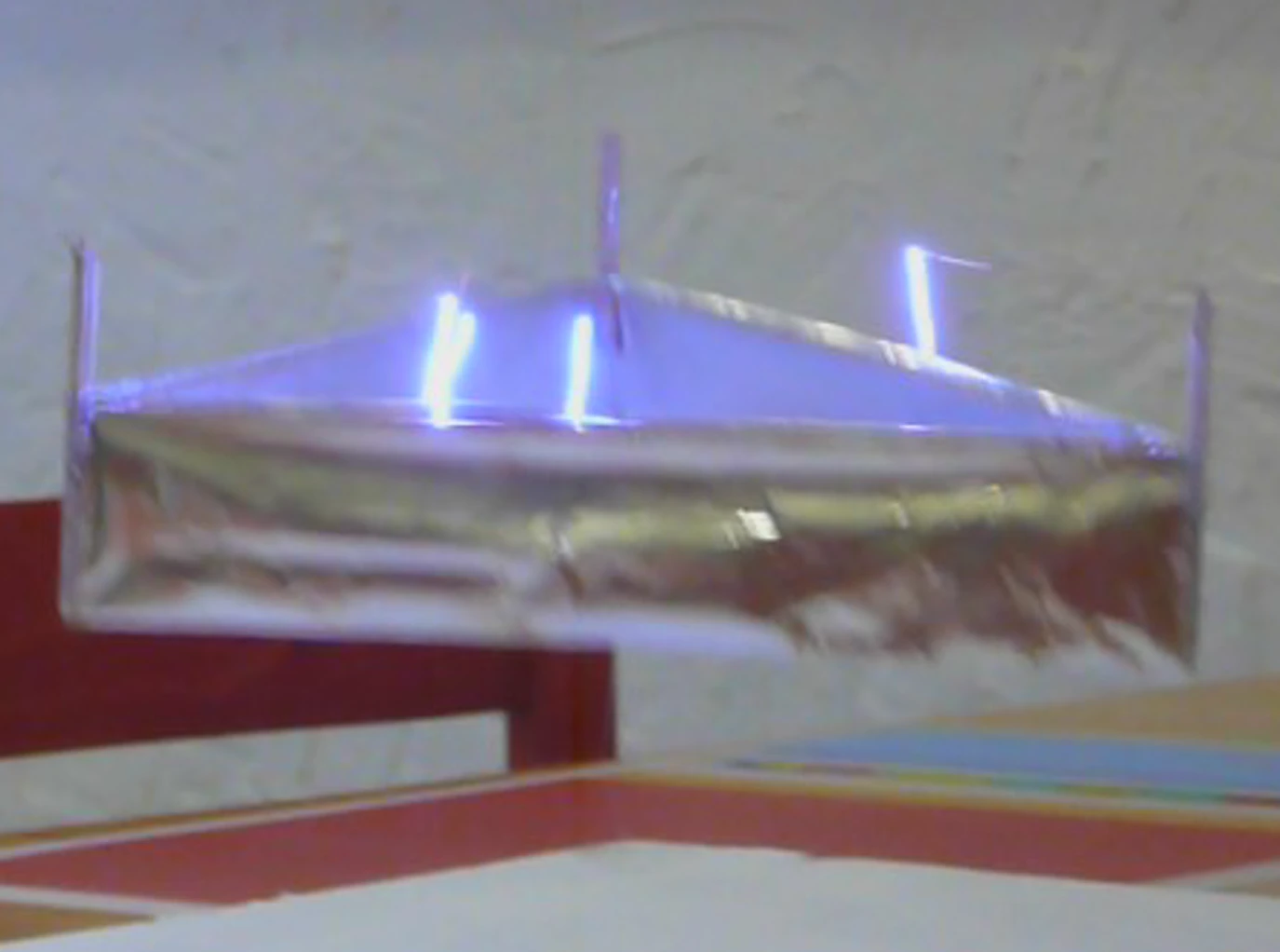 An electrohydrodynamic lifter in action (Photo: Anonymous59.)