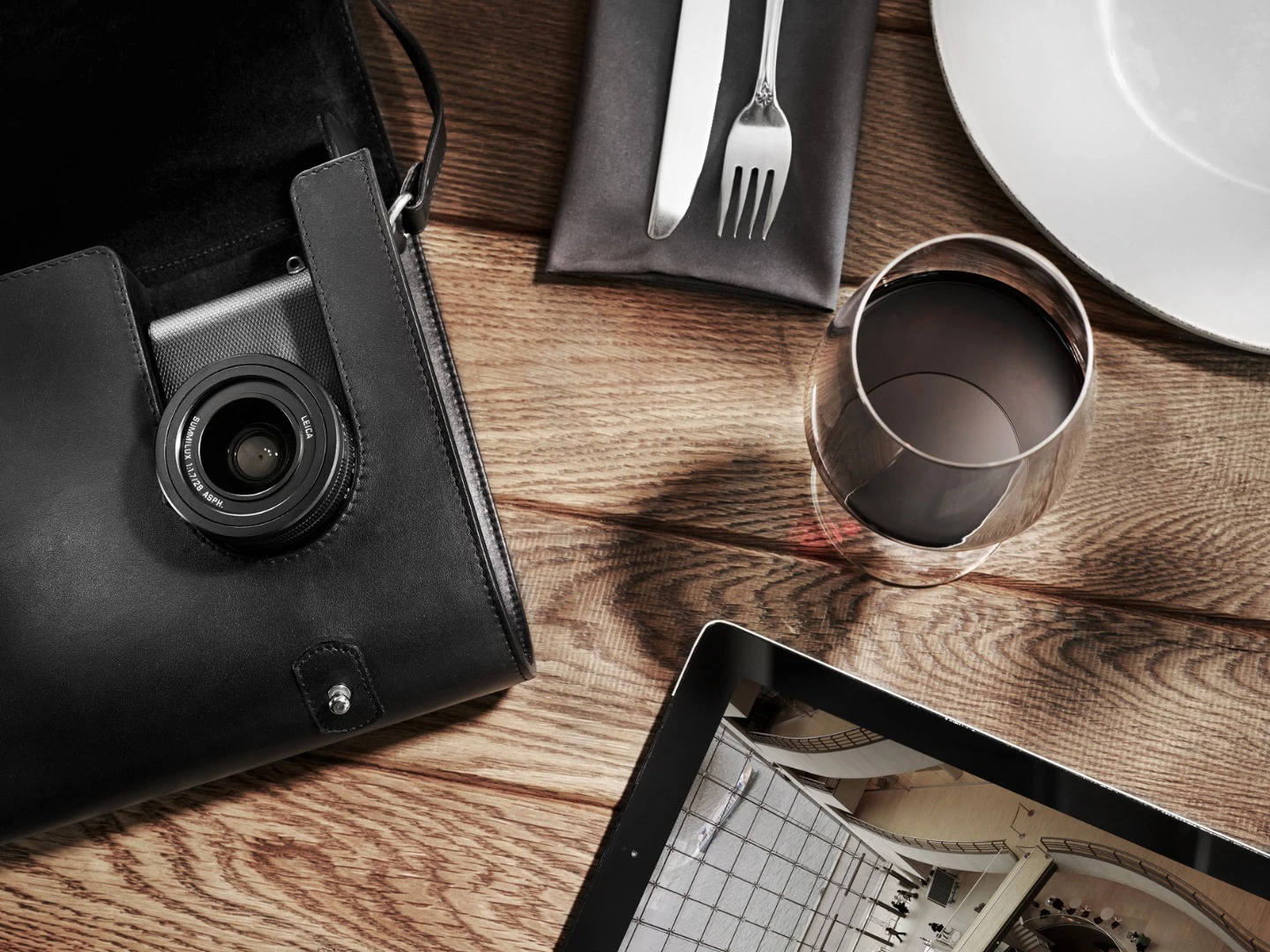 Leica Q: leather bag is a nice accessory
