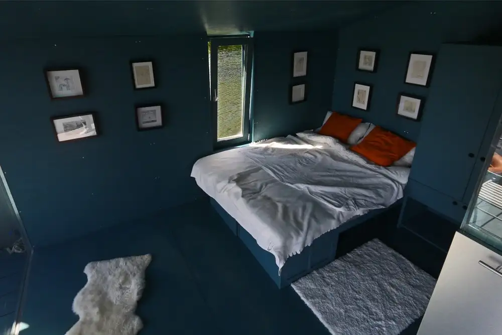 The DD16's bedroom