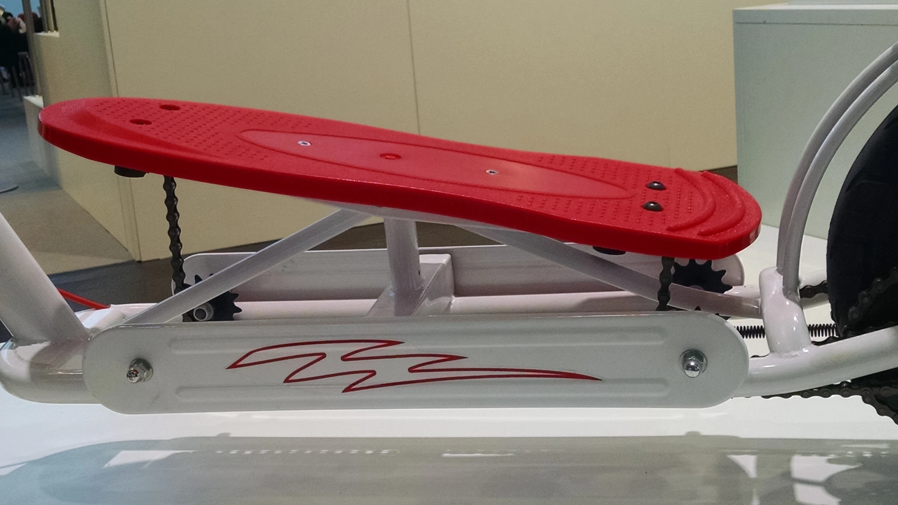 The SurfStep uses a skateboard deck-powered rocker drivetrain to send the rider rolling forward (Photo: C.C. Weiss/Gizmag)