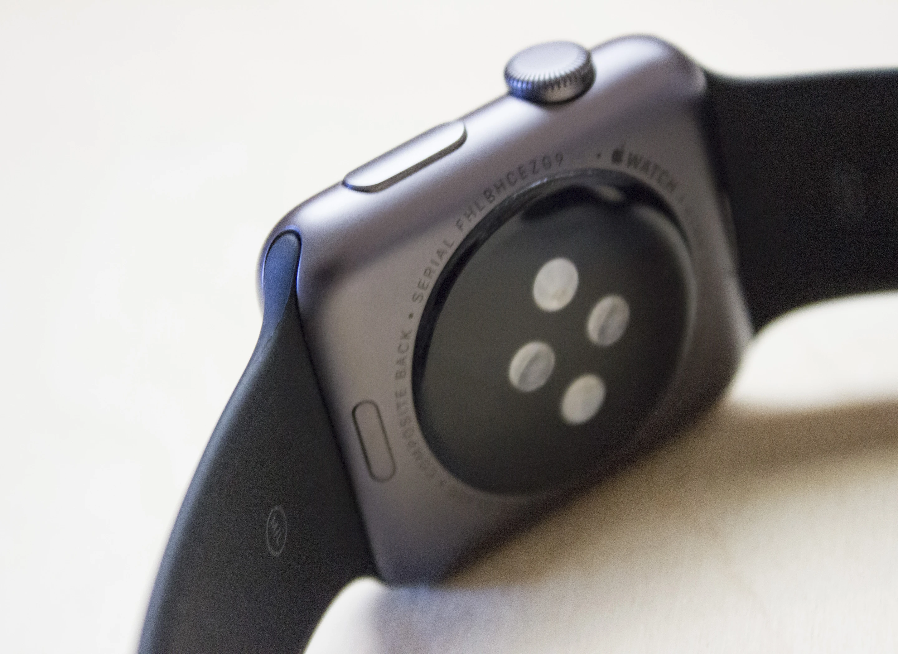 The Apple Watch's heart rate sensor (Photo: Will Shanklin/Gizmag.com)