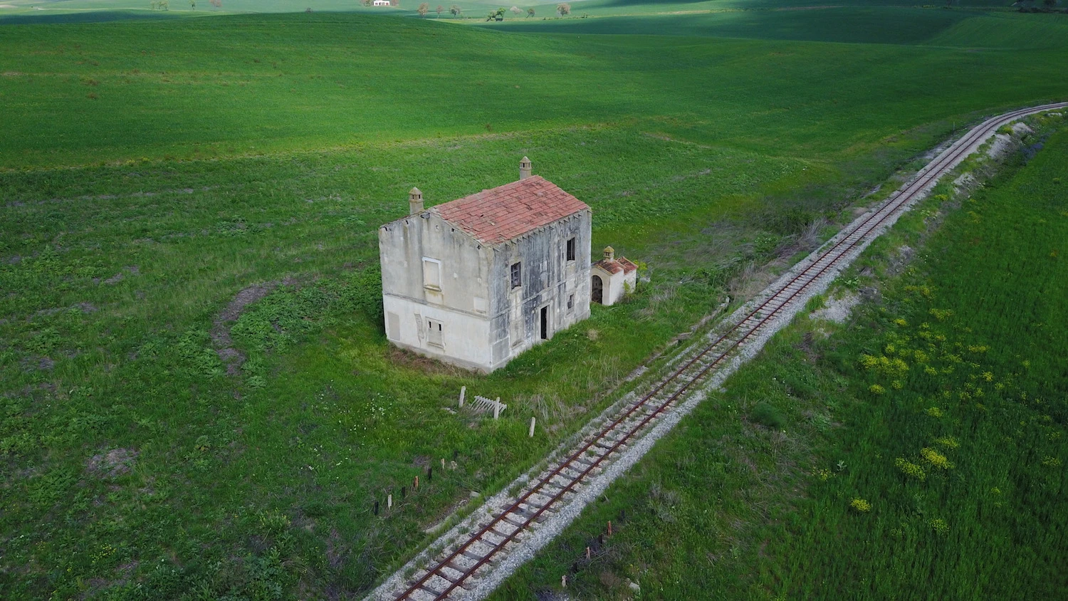 Casa Cantoniera is a two-story railway hut located in an agricultural area, Bradano valley
