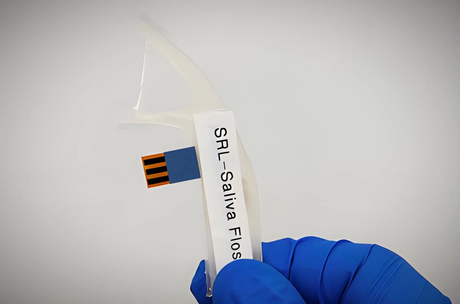 The modified floss pick with the integrated cortisol sensor