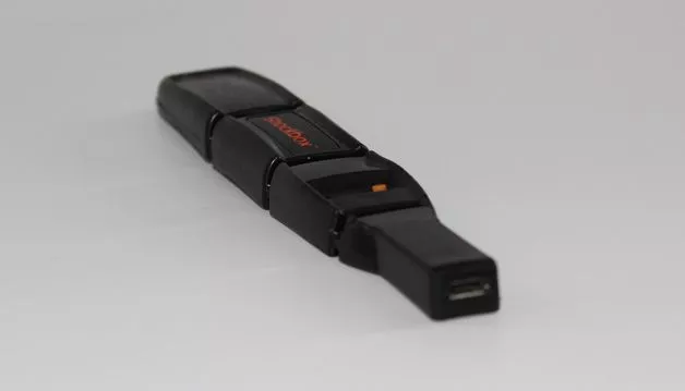 The Shockbox Sensor contains a rechargeable lithium-ion battery, and an accelerometer that detects significant impacts delivered to the helmet